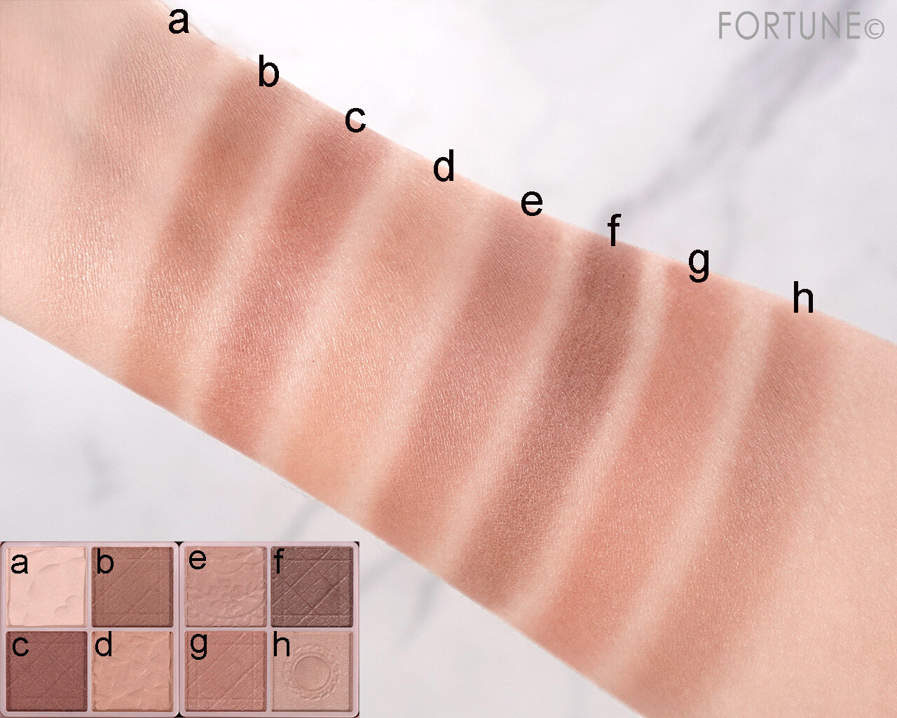 CANMAKE（キャンメイク）　『プティパレットアイズ（マットタイプ）』　M01