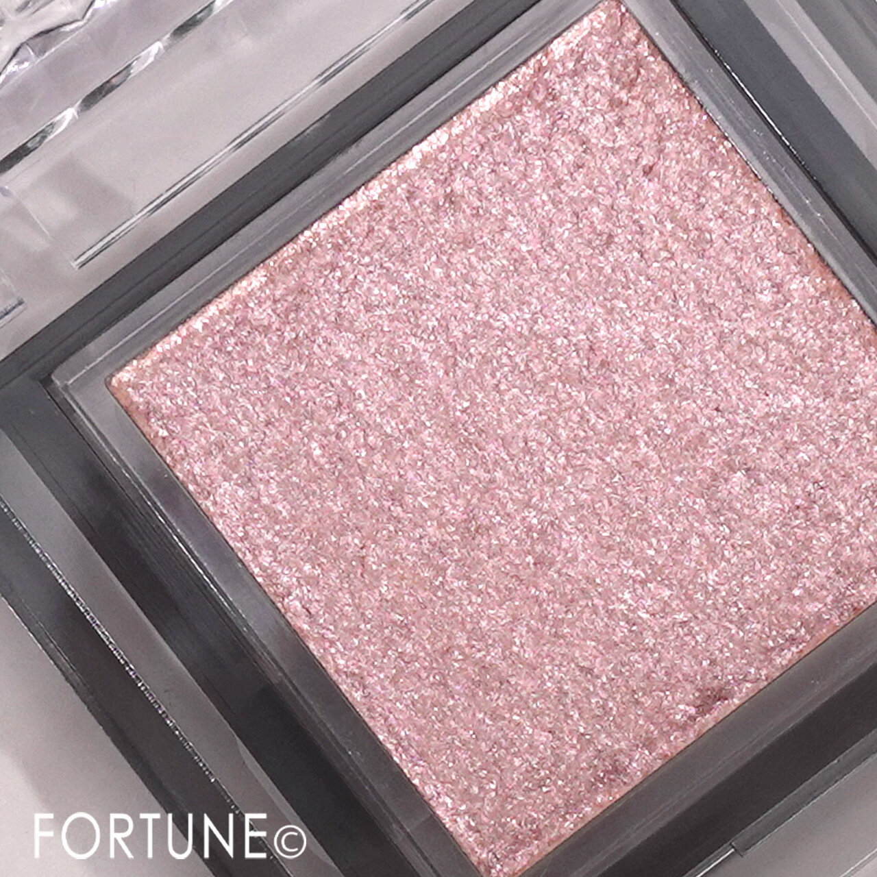 CEZANNE（セザンヌ）　『セザンヌ　シングルシャイニーアイシャドウ』