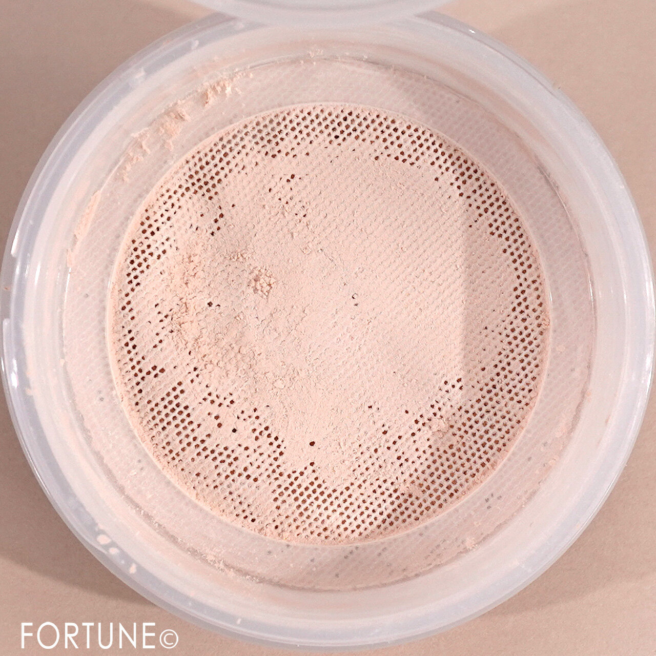 CEZANNE（セザンヌ）　『セザンヌ　シームレスカバーパウダー』　01 フォギーベージュ