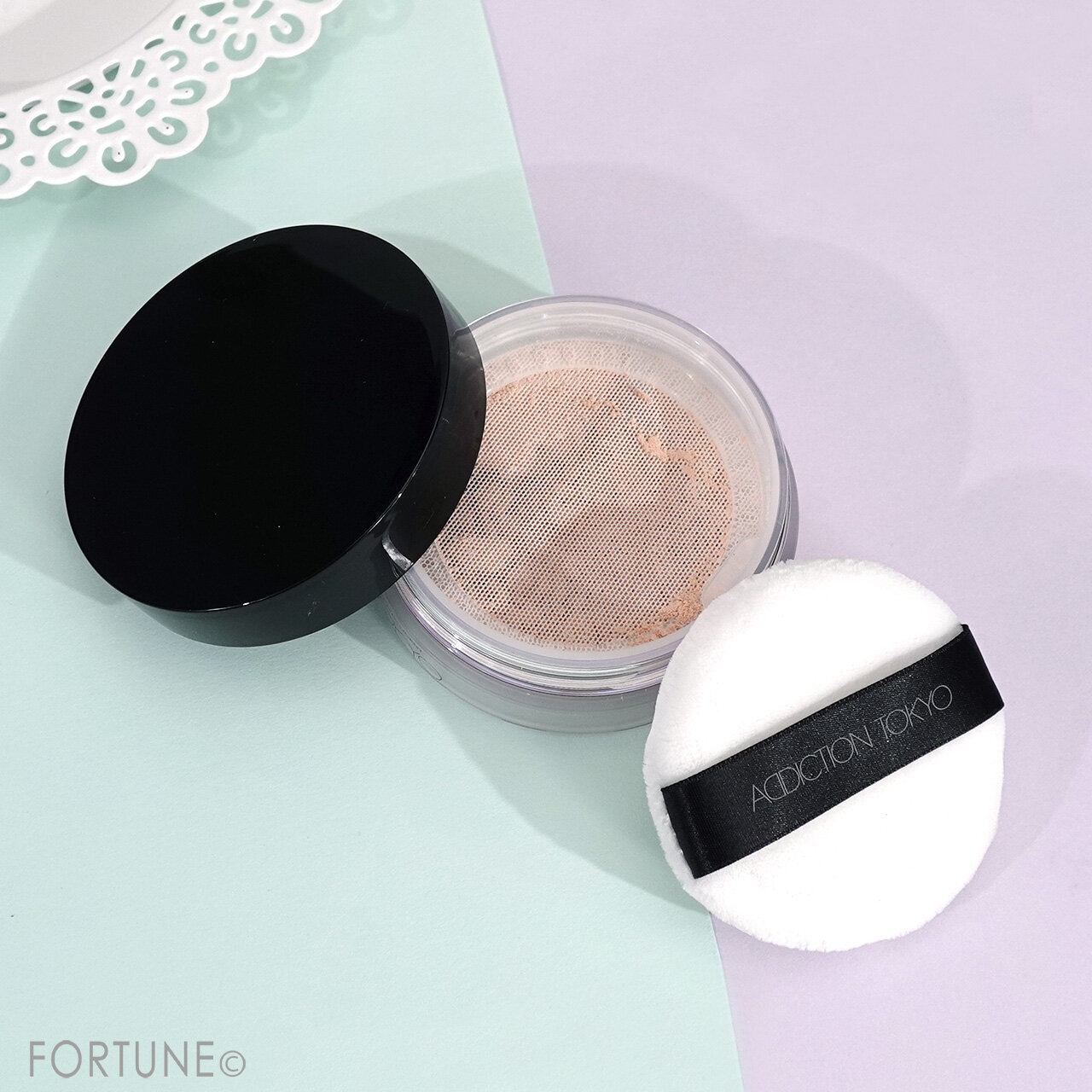 ADDICTION（アディクション）　『アディクション　インビジブル　エッセンス　ルースパウダー　トランスルーセント ＋』