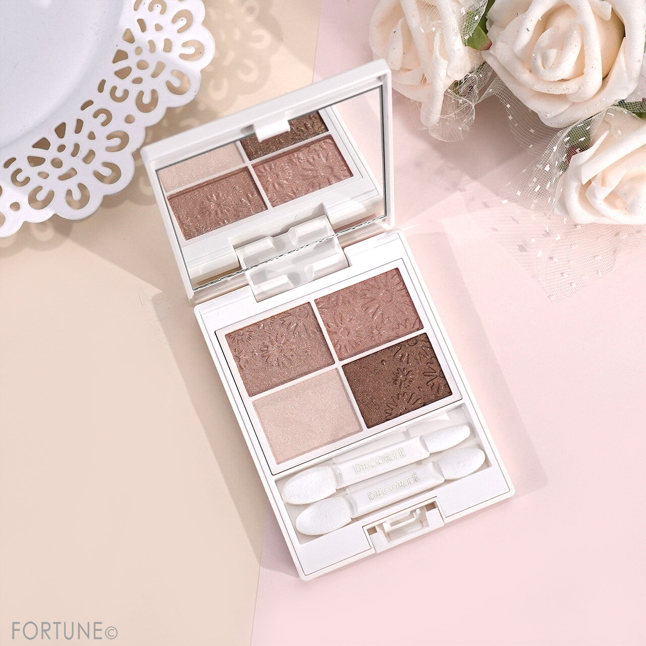 DECORTÉ（コスメデコルテ）　『コスメデコルテ アイグロウジェム プレストコンパクト WHITE BLISS』　「101 warm wishes」