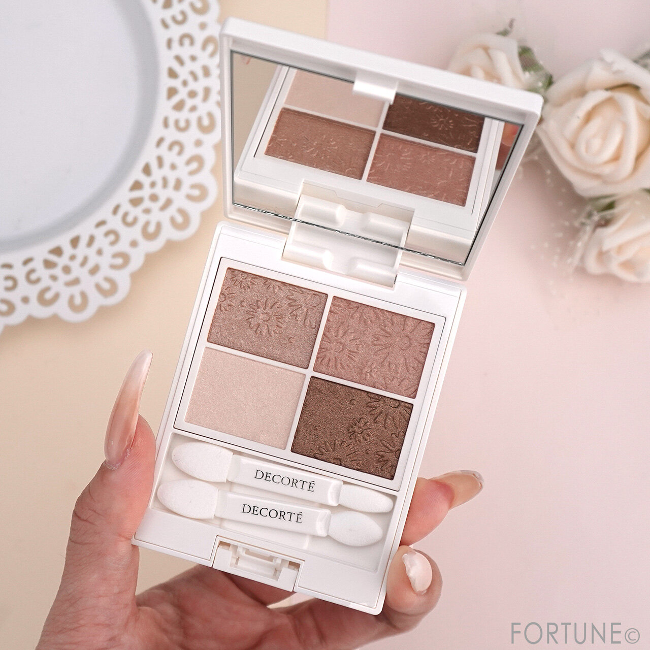 DECORTÉ（コスメデコルテ）　『コスメデコルテ アイグロウジェム プレストコンパクト WHITE BLISS』　「101 warm wishes」