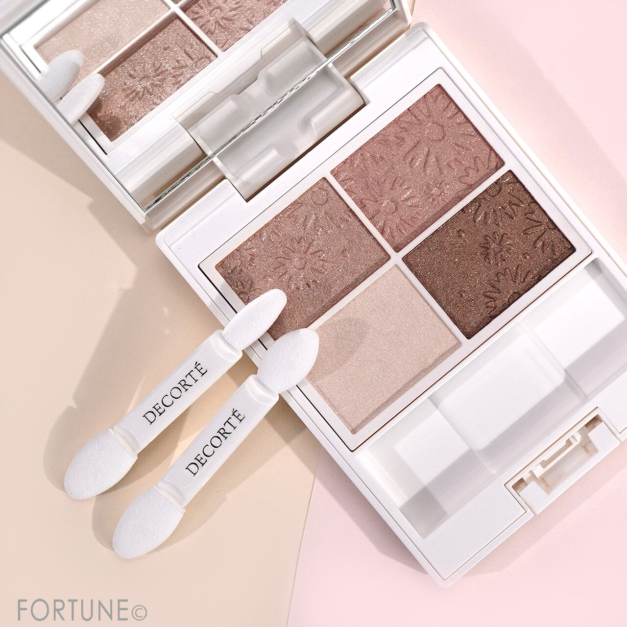 DECORTÉ（コスメデコルテ）　『コスメデコルテ アイグロウジェム プレストコンパクト WHITE BLISS』　「101 warm wishes」