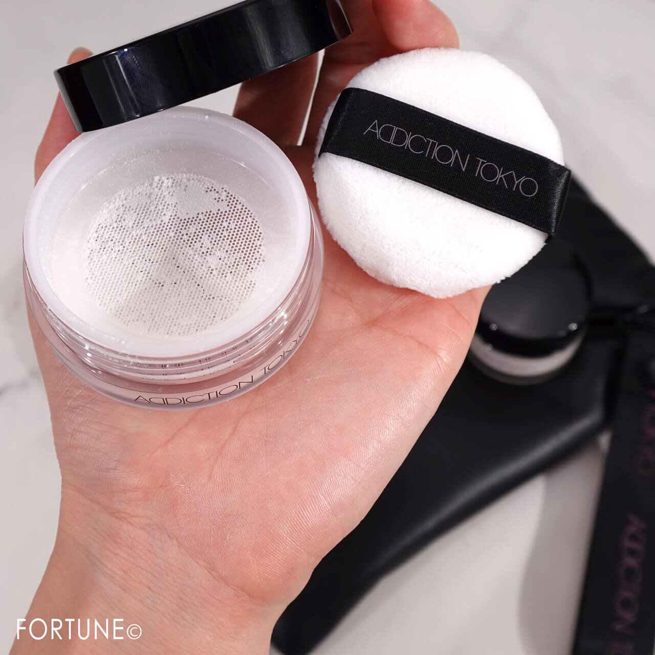 ADDICTION（アディクション）　ホリデー アディクション ベースメイクアップ コレクション 2024　インビジブル エッセンス ルースパウダー トランスルーセント 　101 Translucent Snow