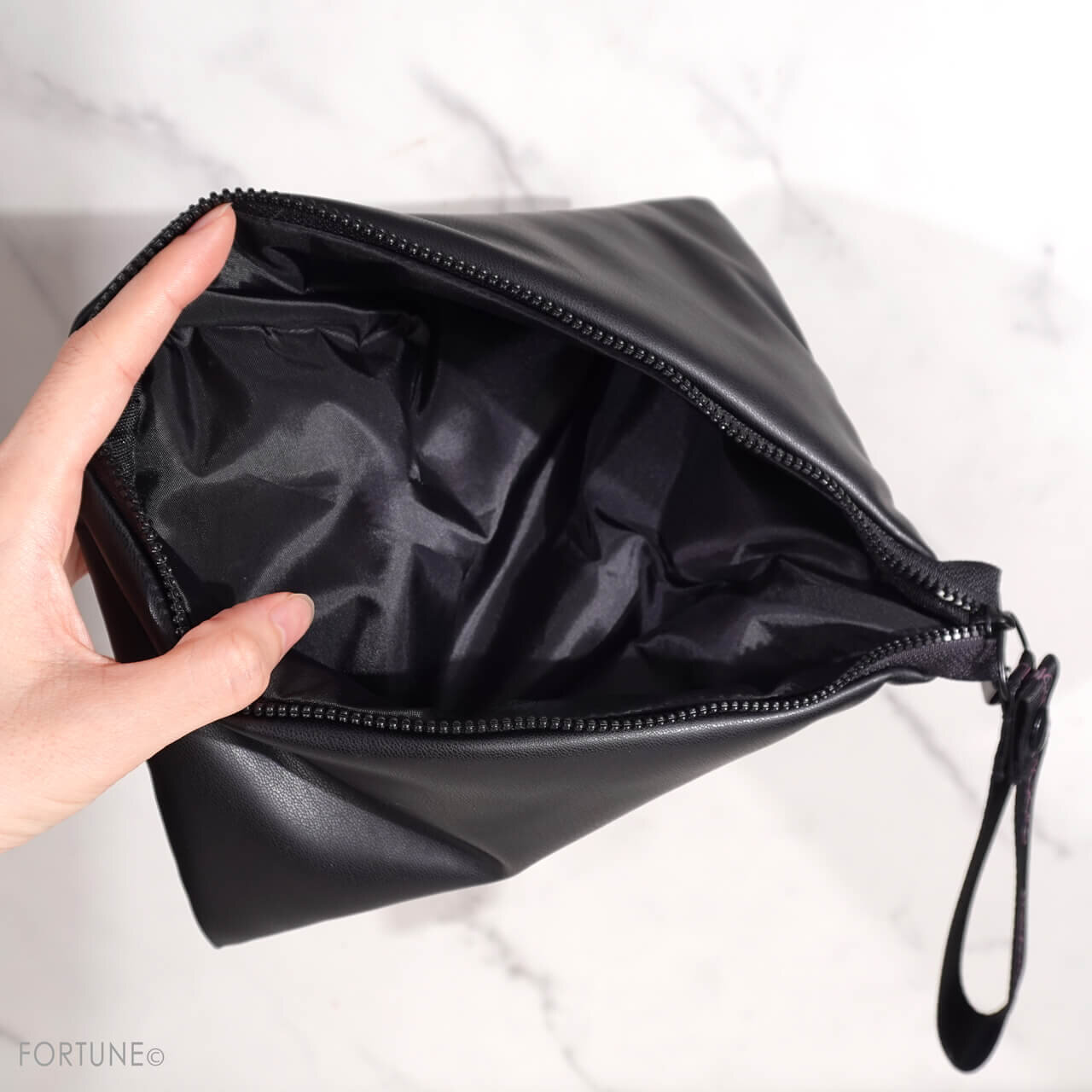 ADDICTION（アディクション）　ホリデー アディクション ベースメイクアップ コレクション 2024　メイクアップ ポーチ