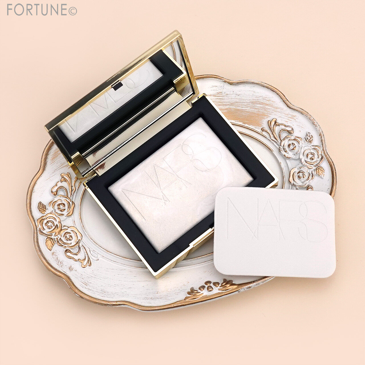 NARS（ナーズ）　NARS ゴールドダスト ライトリフレクティングセッティングパウダー