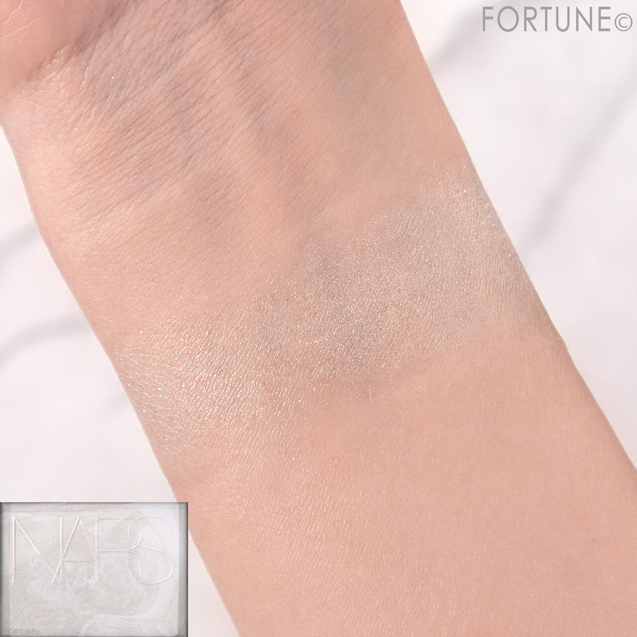 NARS（ナーズ）　NARS ゴールドダスト ライトリフレクティングセッティングパウダー