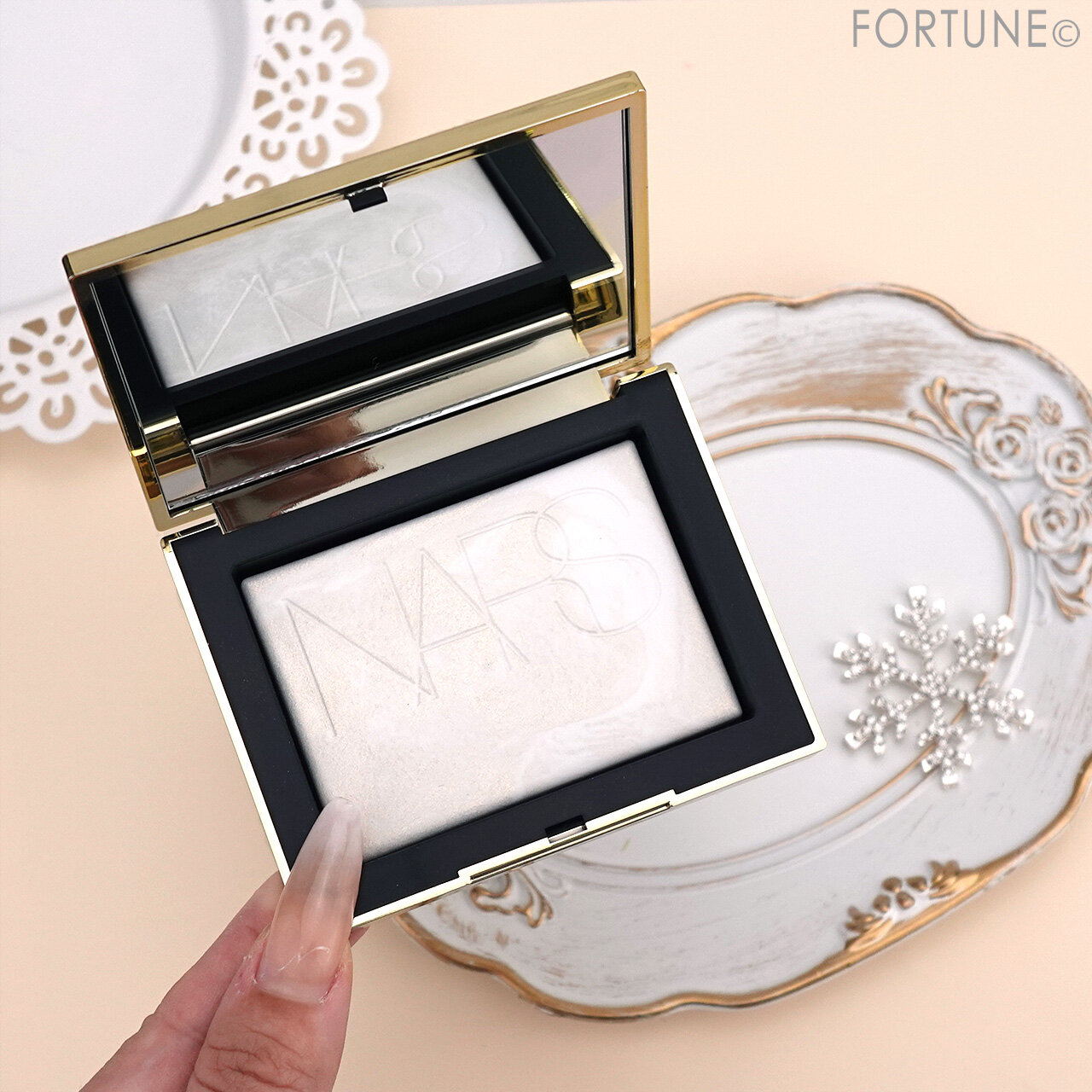 NARS（ナーズ）　NARS ゴールドダスト ライトリフレクティングセッティングパウダー