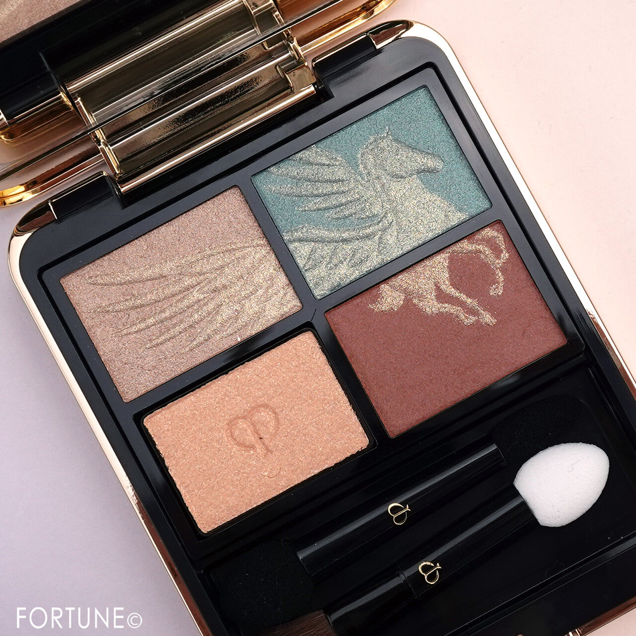 Clé de Peau Beauté（クレ・ド・ポー ボーテ） 　2024年クリスマスコフレ　クレ・ド・ポー ボーテ オンブルクルールクアドリ　