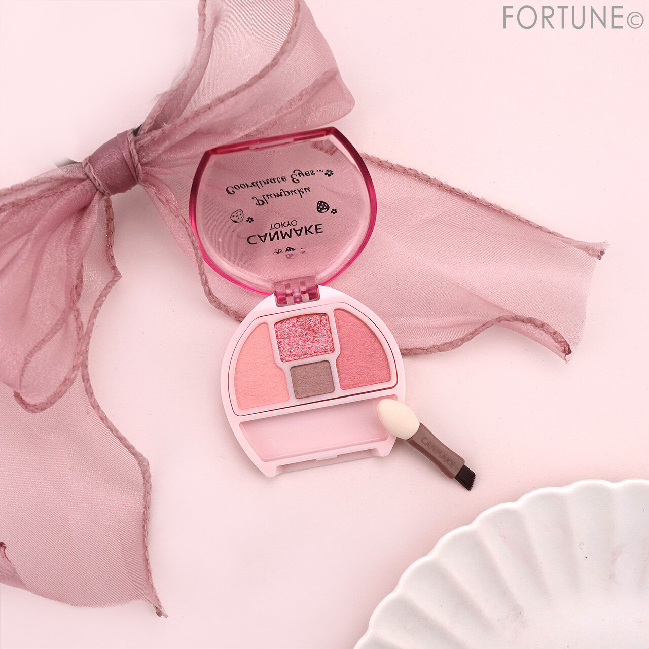 CANMAKE（キャンメイク）　『キャンメイク　プランぷくコーデアイズ』　04