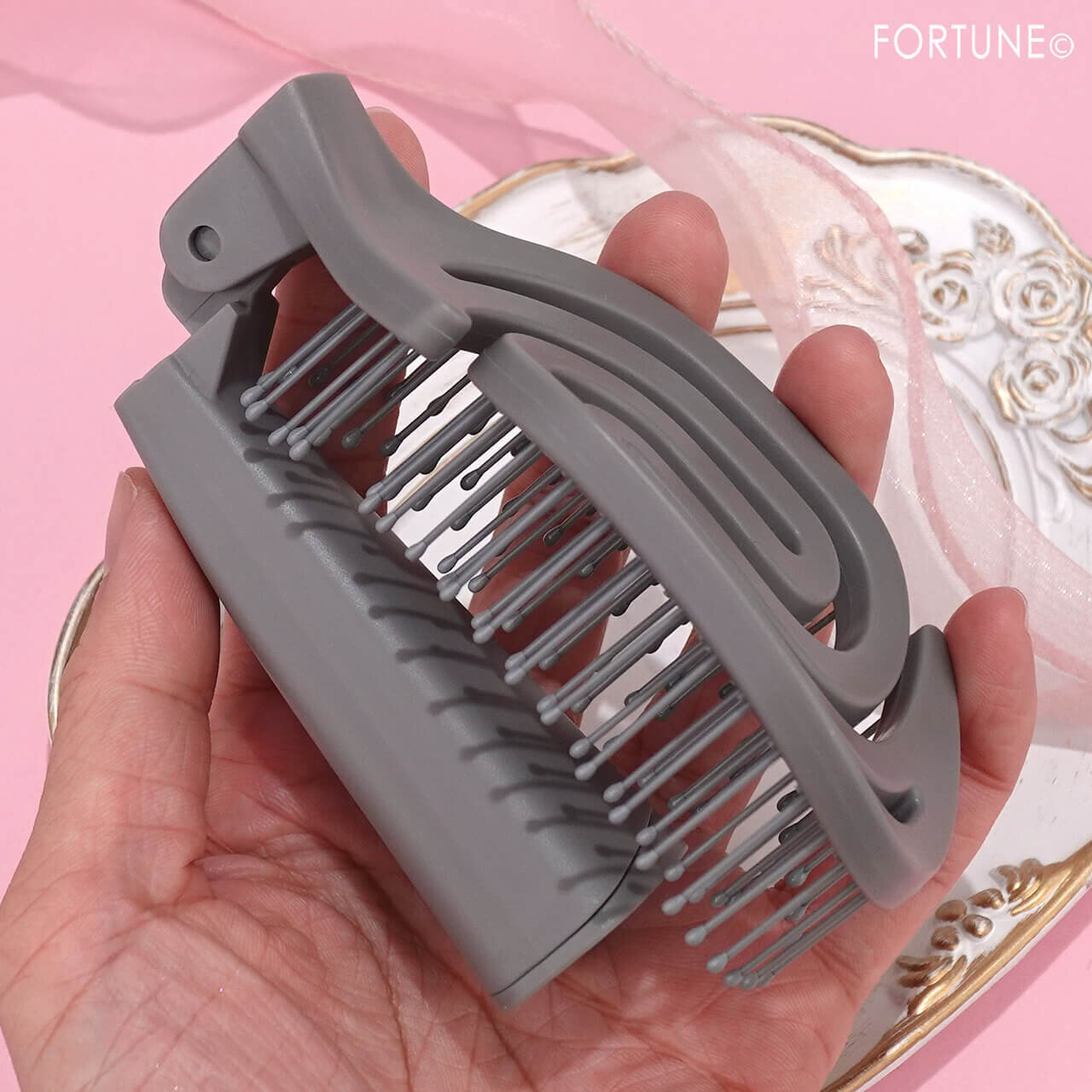 DAISO（ダイソー）100均コスメ｜乾きやすいブローブラシ（折りたたみタイプ）