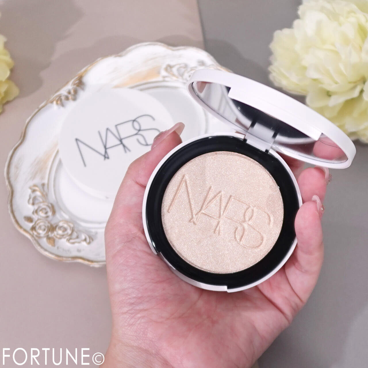 NARS（ナーズ）　2025年秋新作コスメ　ライトリフレクティング ルミナイジングパウダー