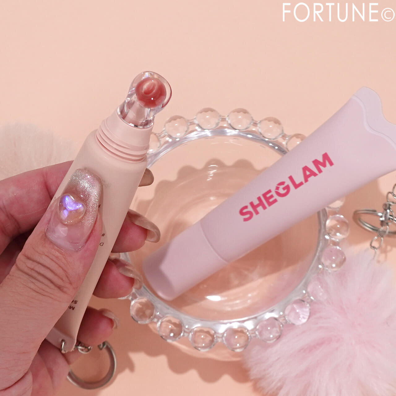 SHEGLAM（シーグラム）　　Crystal Glaze Moisturizing Lip Care With Keychain（クリスタル グレーズ モイスチャライジング リップ ケア ウィズ キーチェーン）