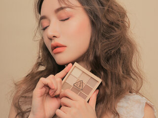 차분하면서도 성숙한 무드를 보여주는 생기로운 아홉...