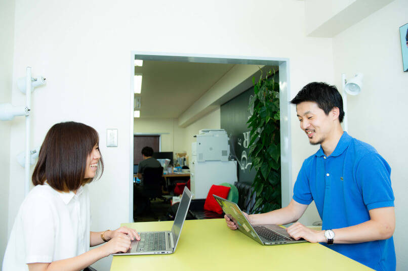 新卒で入社したメンバーとも積極的に意見交換。年齢に関係なくメンバーをパートーナーとしてお互い認めあっている