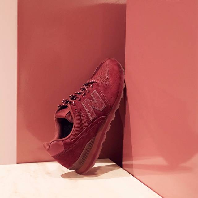 こっくり秋色スニーカー♡ emmiとNew Balanceのコラボシューズ発売