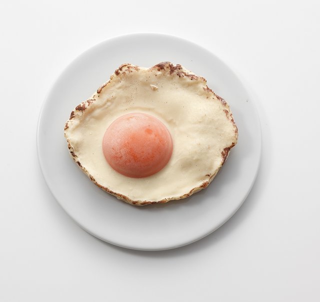 トーストにのせたくなる?リアルな質感の目玉焼きチョコレート♡