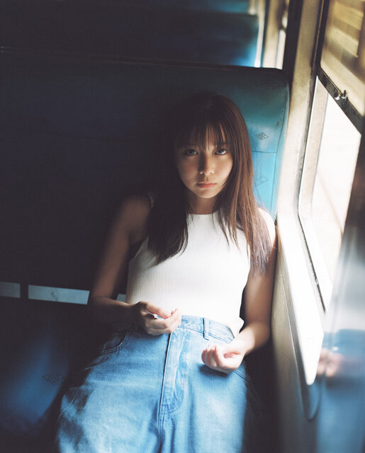 写真家 松岡一哲が撮影、上白石萌歌の写真集「charm charm」が2025年5月発売。ジェフリー・バワの建築に強く惹かれ、旅先に決めたのはスリランカ
