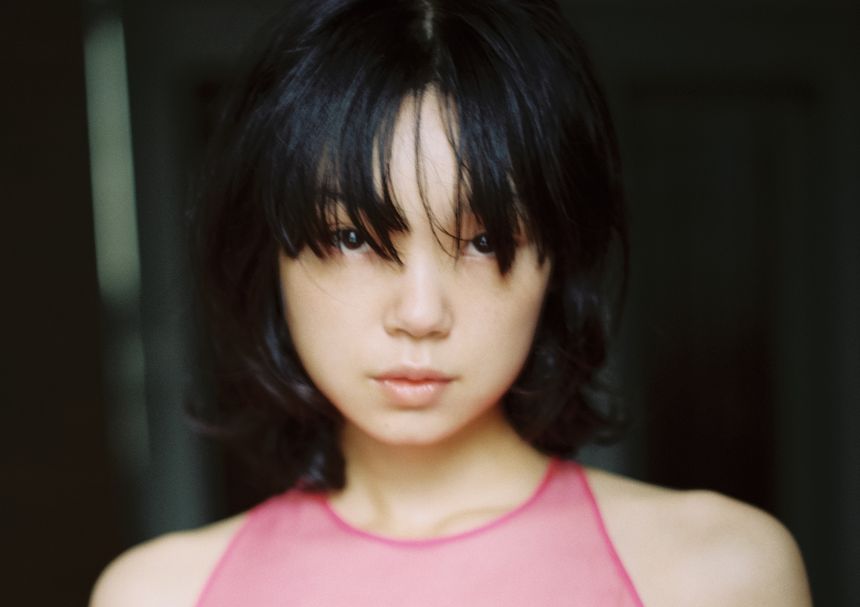 松岡一哲撮影、古川琴音 写真集「CHIPIE」が発売。ドイツ・フランクフルトを舞台に、“ドキュメント”に近い手法でシャッターを重ねた写真集
