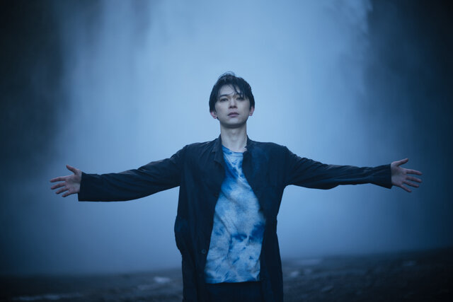 瀧本幹也が撮りおろした、俳優 吉沢亮の写真集「FOSS」が発売。神秘的なアイスランドの⾃然の中で
