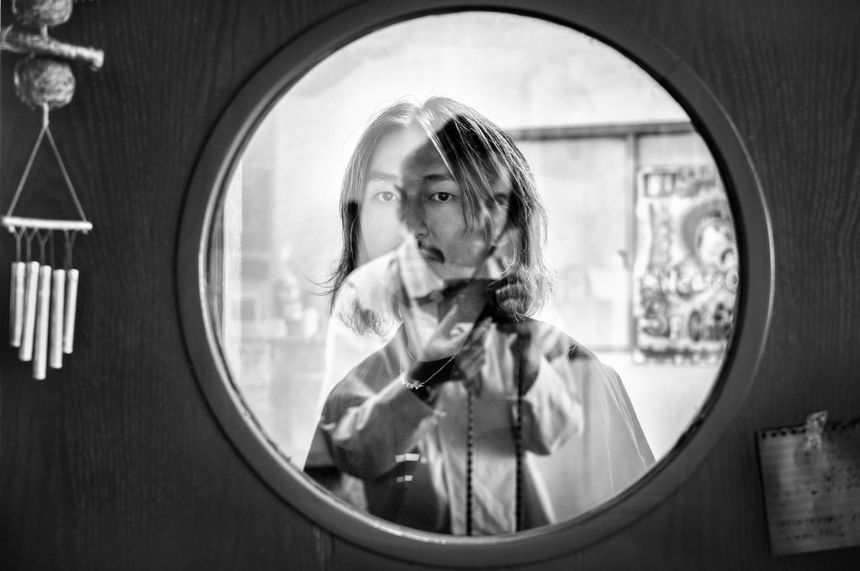 ONE OK ROCKのベーシストであり、写真家としても独自の視点を持つRyotaと、現代におけるモノクローム写真の第一人者として知られるアラン・シャーラー、初の共演展「yamito hikari 闇と光 -The dark and the light」をライカギャラリー表参道で開催
