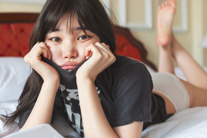 大辻隆広が撮影 元BiSH セントチヒロ・チッチ ファースト写真集が、9月19日（金）に発売決定。「セントチヒロ・チッチ」と「加藤千尋」の“二面性”の表現をテーマに撮影