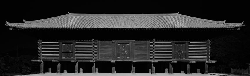 瀧本幹也 写真集「正倉院」が発売。暗闇の中に浮かび上がる堂々たるその姿をとらえた珠玉の作品群