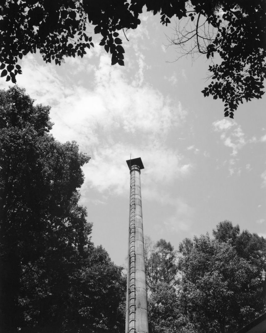 写真家 表萌々花の作品集「沈黙の塔 Tower of Silence」の刊行記念展覧会が、神戸のTHE BOOK ENDと目黒のBOOK AND SONSで開催