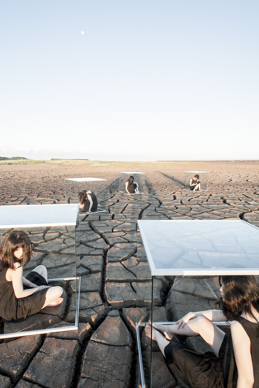 本間理恵子 個展「cube ー繋がり、隔たり」と七菜乃 個展「INザROOM 」が、銀座で同時開催。異なるアプローチで"心のあり方と身体性"に向き合ってきた二人の作品が、同じ空間に並ぶ