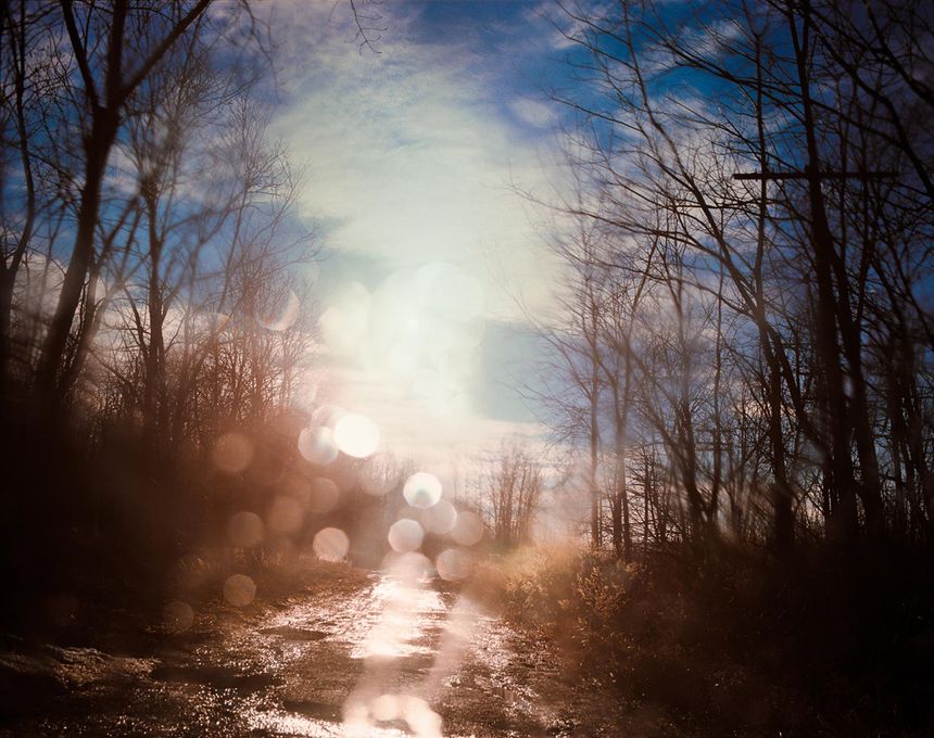 写真家トッド・ハイドの個展「Light and Shadow in the Suburbs: selections from 25 Years」が銀座で開催。一貫して捉え続けてきた「郊外の光と影」