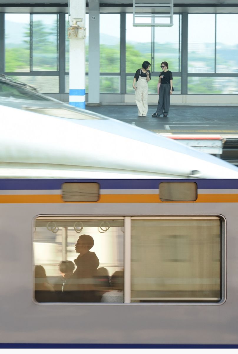 写真家 佐々木修宏と増田貴大の2人展「Passings×NOZOMI」Part2が大阪 十三で開催。「駅ホームから車内」「新幹線車内から沿線」の一瞬の出会いを切り取る