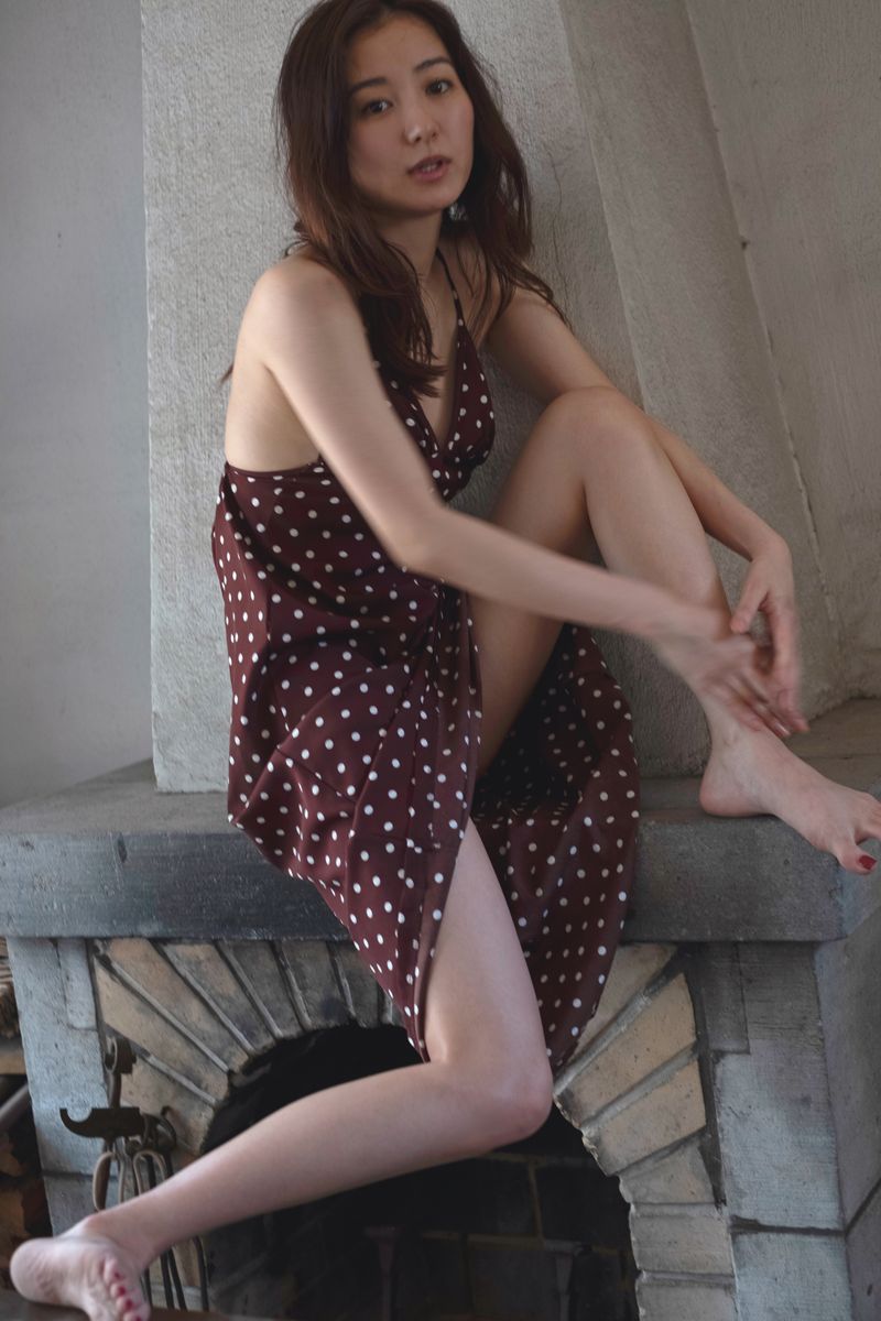 写真家 沢渡朔が撮影、女優 高田里穂の最新写真集「素描」が11月26日（木）に発売。二人が交差する2日間から生まれた彼女の「素」を描き出した、必見の一冊