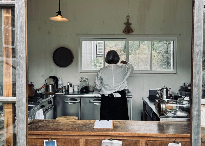 穏やかな時間が流れる川沿いの小さな珈琲店 松島二朗 ｜ 連載 仕事と生活がリンクする “〇〇屋さん”の暮らしの風景