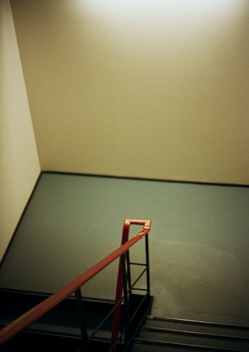 写真家 公文健太郎の写真展「煙と水蒸気」が、神戸のTHE BOOK ENDで開催。父から譲り受けた「OLYMPUS PEN FT」で撮影した膨大な作品群と未発表新作から厳選