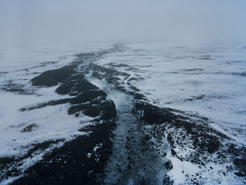 写真家 公文健太郎の個展「Dropped Water, Dropped Fruit」が恵比寿で開催。富士山とキナバル山を舞台に撮影した新作展