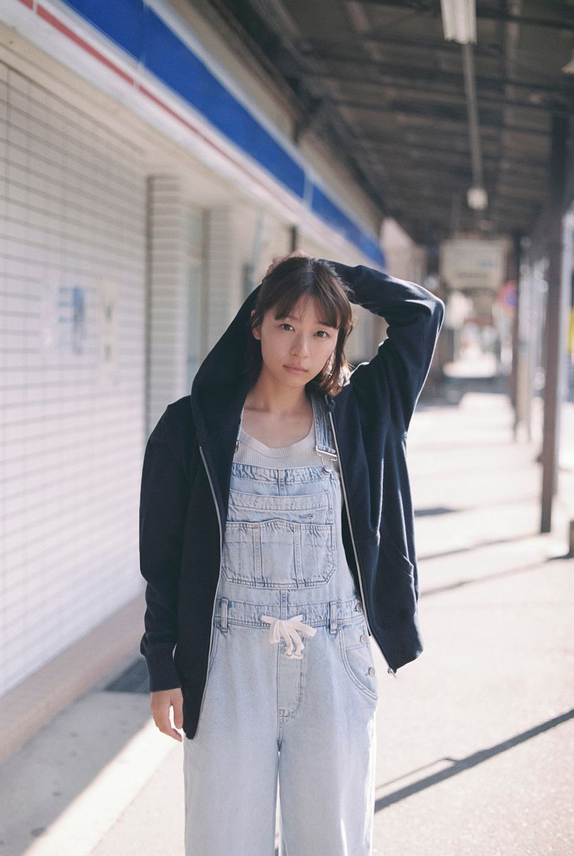 写真家 三森いこが撮影、俳優 鳴海唯のZINE「Magic hour “Natural” AM6：00-9：00 NARUMI YUI」が1月10日（土）に発売。鳴海唯の季刊ZINE企画「Magic hour」の第一号