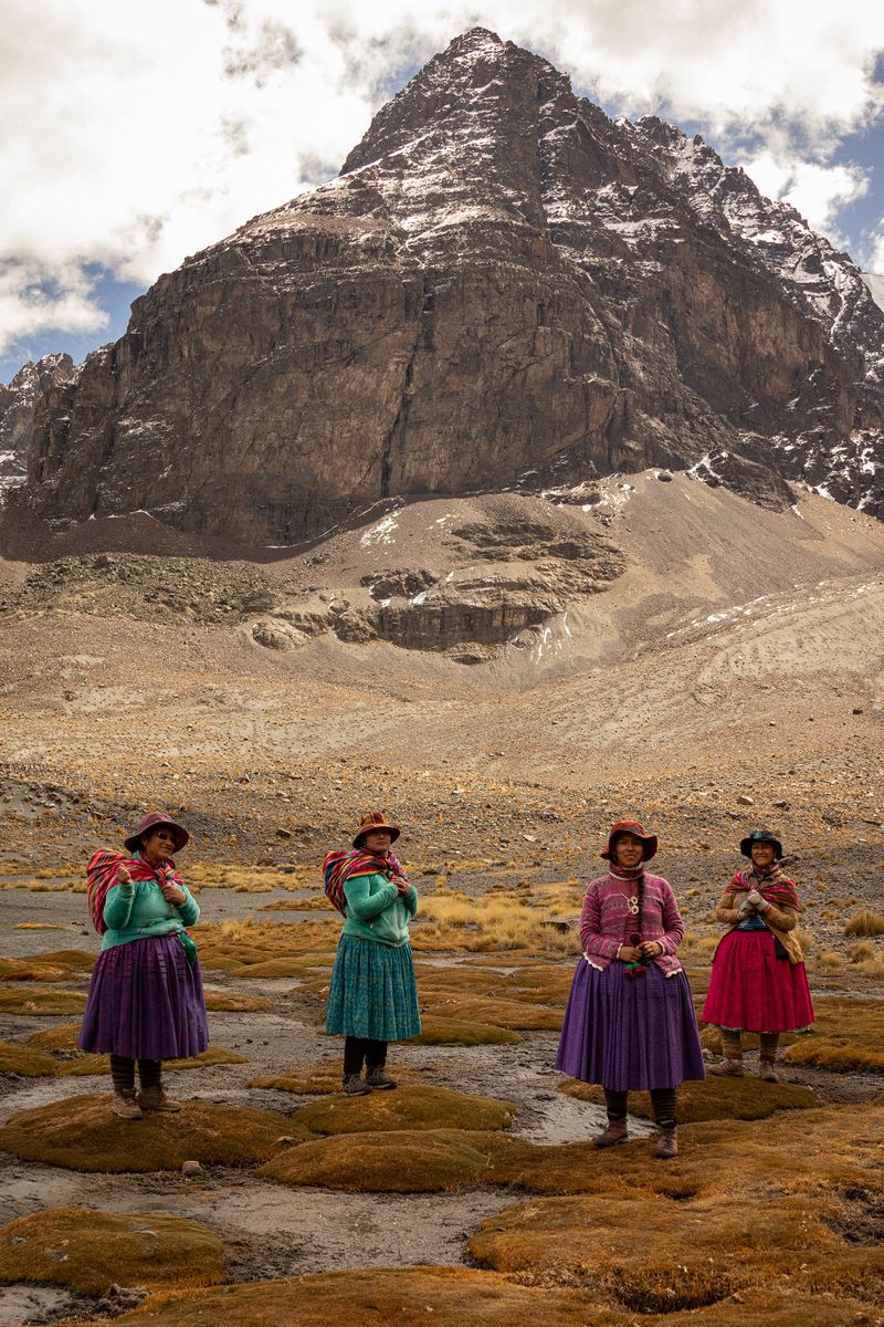 写真家がチョリータの女性登山隊と歩いたボリビア高地。10日間のトレッキングと氷壁へ向かう旅 ー Las Cholitas Escaladoras Maya Bolivia （前編）