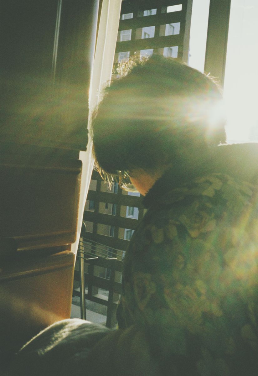 写真家 川原﨑宣喜の写真展「Look/Mother」が東京 清澄白河で開催、同名の写真集も刊行。母が私や家族のために時間を使ってくれた確かな証しがそこにある