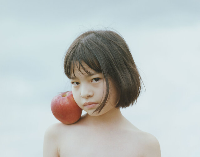 写真家 横浪修の個展「AFTER PRIMAL」が京都で開催。果物と肌、空と肩、本能と意思、その間に、柔らかな移り変わりの記録がある。
