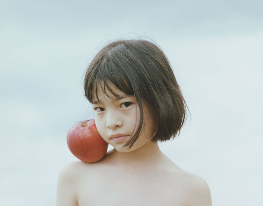 写真家 横浪修の個展「AFTER PRIMAL」が京都で開催。果物と肌、空と肩、本能と意思、その間に、柔らかな移り変わりの記録がある。