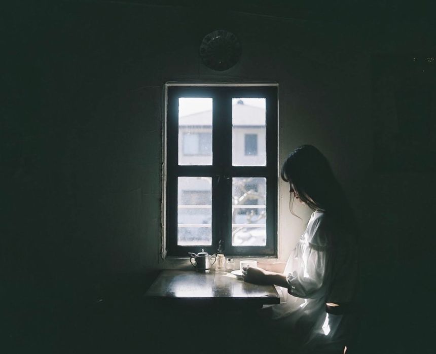 暗い室内でも光が感じられる写真 ひろ ｜ 連載 これが私の“最旬好き”表現 写真を愛する15名のクリエイターが今ハマっていること