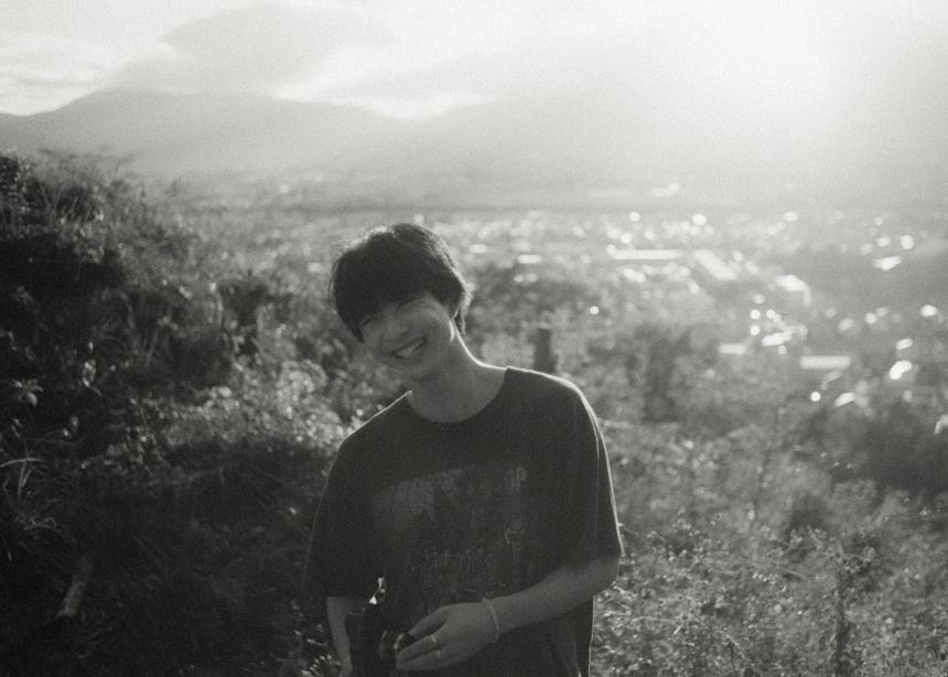 俳優 鈴木仁の写真展「zjine展 -Unscripted-」が原宿で開催。自身が撮影した友人 見上愛らの姿と、写真家 増田彩来が引き出す鈴木仁の姿の2軸構成