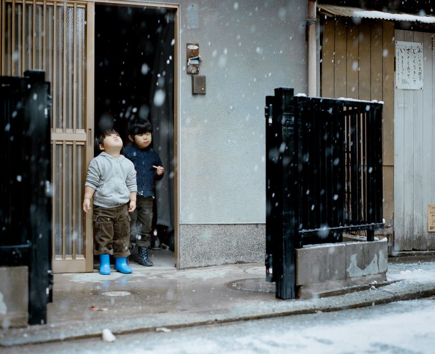 濱田英明による展示「Haru and Mina」が、目黒の2会場で同時開催。二人の子どもの平凡な日常は、何度もめぐる春夏秋冬とともにゆっくりと流れ、いつか訪れる別れに向かって進んでいく