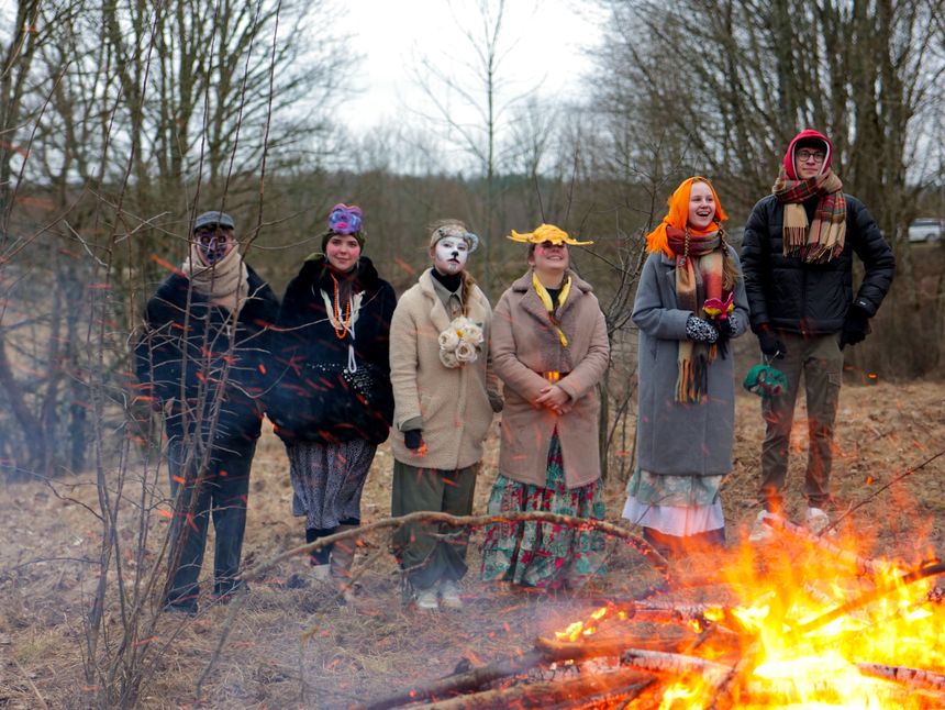 在本彌生 写真展「冬よ冬」-北国リトアニアの冬を追い出す祭り- が岩手 盛岡で開催。すぐそこまで近づいている春を迎えるための風習、越冬祭「ウジュガヴェネス」