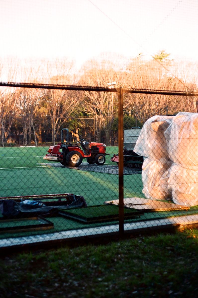 竹中祥平 写真展「ピンクとオレンジ」が東京 目黒のBOOK AND SONSで開催。“世田谷の街をピンクとオレンジの光で撮影した。僕にとっては大切な場所。”