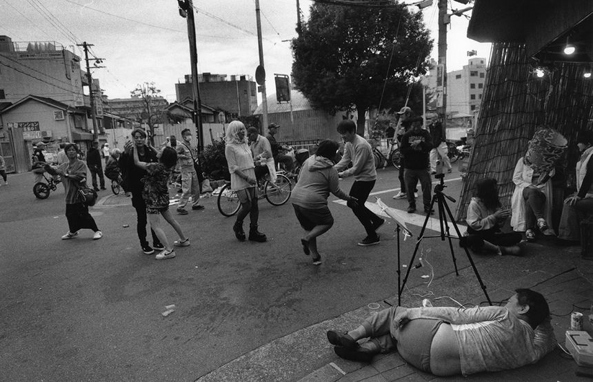 写真家 元田敬三の刊行記念個展「SHORT HOPE」が東京 目黒で開催。タバコの火が消えるまでのように短い人生、その「余暇」を楽しみながら生きる人々を写真に永遠に残す