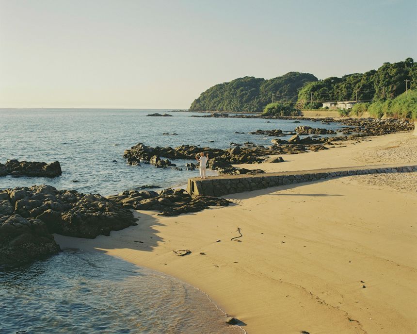 西山勲 写真展「パパ・ユーア クレイジー」が長野 松本で開催。カフェと書店、ギャラリースペースが併設する会場での展示