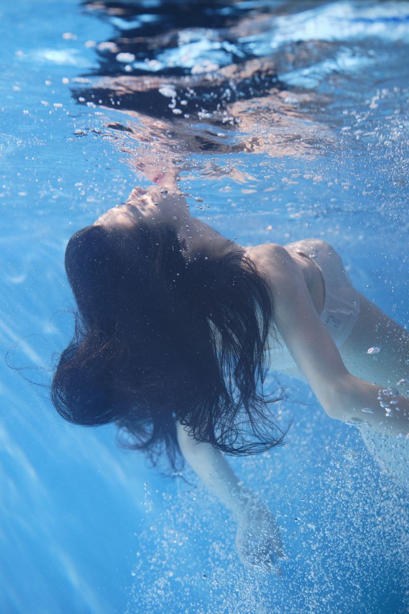 晴知花 写真展「透明には、なれない」が東京 江古田で開催。“生きづらい世界でのもがき”と“人と関わり見つめること”を二つの視点から切り取る