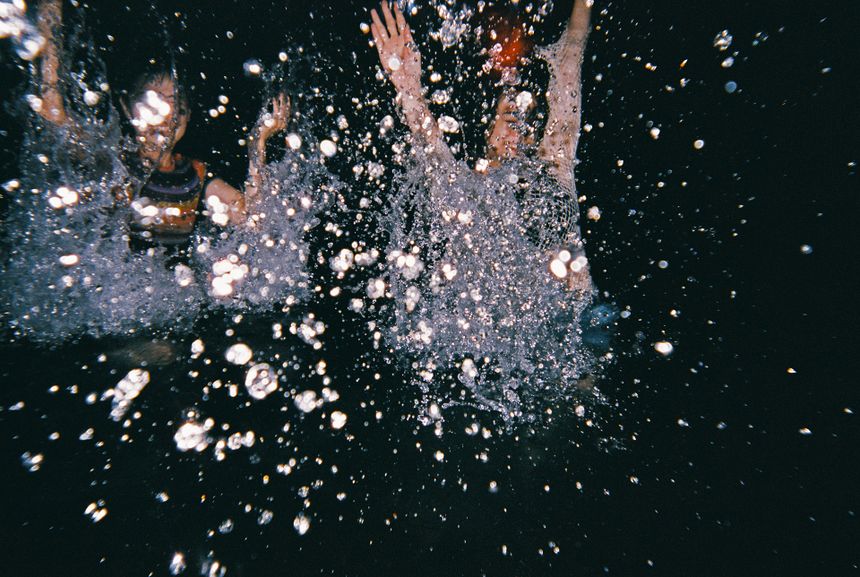 フォトグラファー 山本春花の写真展「In Grace-陽のあたる場所-」が東京 六本木で開催。迷いながら向けたカメラの先で、その場にとどまり、わたしを受け入れてくれた瞬間