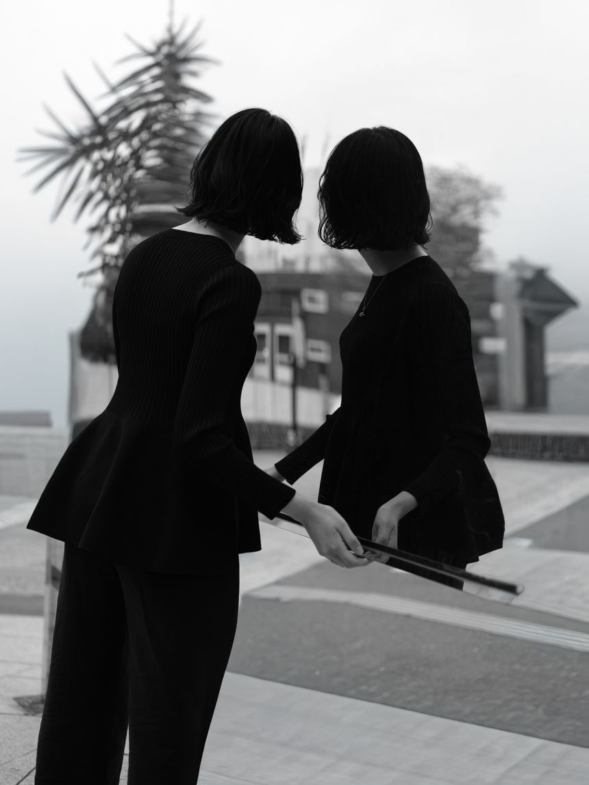 写真家 北沢美樹の個展「Echoes of Others」が東京 雑司ヶ谷で開催。他者から受け取った記憶や視点を手がかりに、その気配を写真として再構成